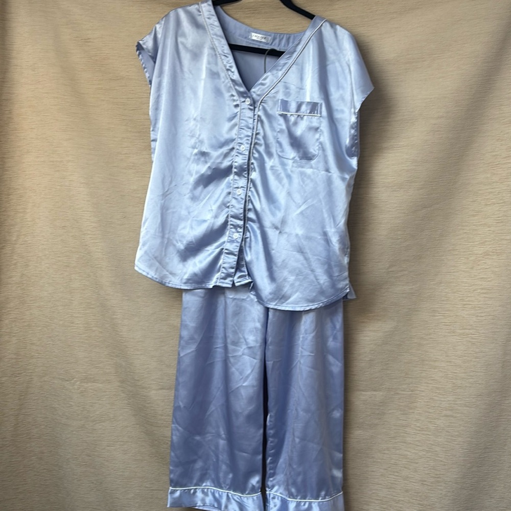 Ekouaer Satin Pajamas Short Sleeve Button Down Top and matching crop pants